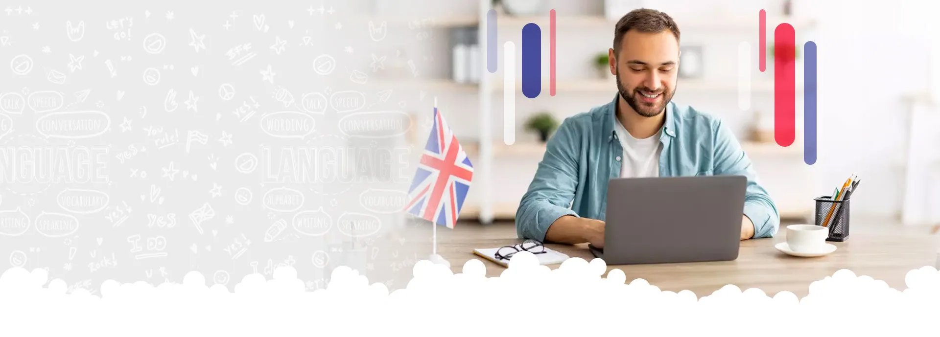 Abierta la inscripción Hombre joven sonriente trabajando en una laptop en un escritorio moderno y luminoso; a su lado hay una pequeña bandera del Reino Unido, una taza de café y un portalápices con útiles, mientras elementos gráficos verticales en rojo y azul decoran el fondo.