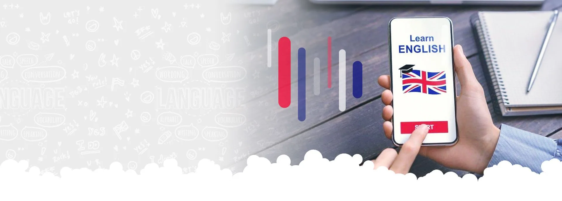 Cursos intensivos de inglés Mano sosteniendo un teléfono móvil que muestra una aplicación para aprender inglés con el texto “Learn English”, una bandera del Reino Unido y un botón rojo de “Start”; en el fondo hay un escritorio de madera con una libreta y elementos gráficos decorativos en rojo y azul.