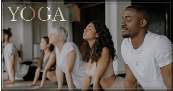 Grupo de personas practicando yoga en una clase, realizando una postura de estiramiento con los ojos cerrados en un estudio iluminado; en la esquina superior izquierda aparece el texto “YOGA”.