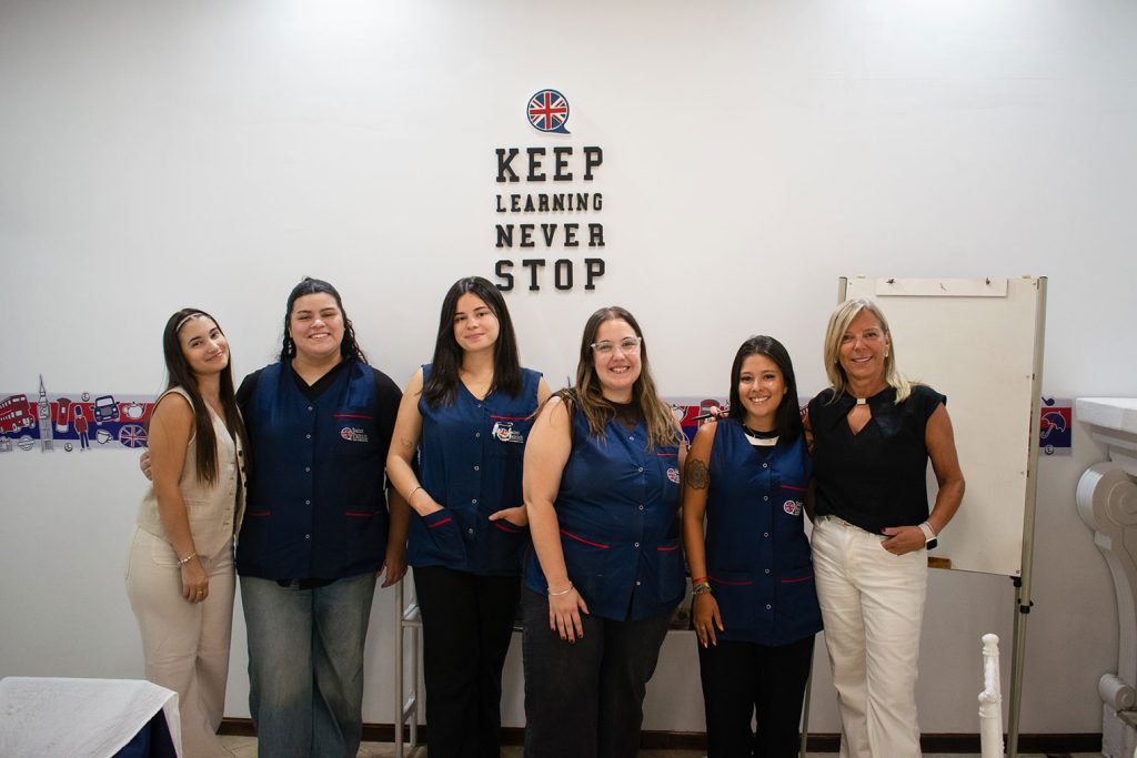 Instituto de ingles en Funes Saint Patrick - sede Av. Arturo Illia, con su grupo de docentes y directora